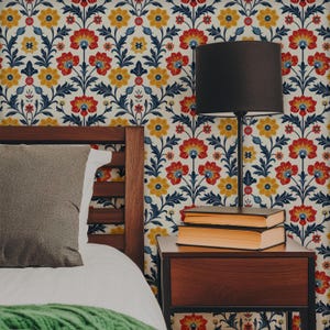 Könnte beinhalten: Ein Satz von drei Keramik-Nistbechern in Blau-, Grün- und Weißtönen. Die Schalen haben eine gesprenkelte Glasur und ein schlichtes, modernes Design. Die größte Schüssel hat einen Durchmesser von etwa 15 cm.