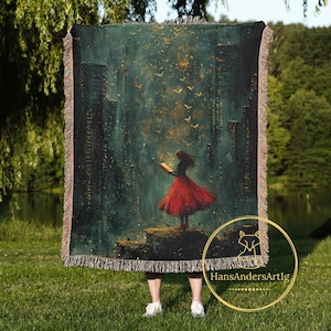 Könnte beinhalten: Eine gewebte Wanddecke aus Tapisserie mit dunkelgrünem Hintergrund, auf der eine Frau in einem roten Kleid zu sehen ist, die ein Buch hält. Die Frau steht auf einer Plattform mit einer Skyline der Stadt im Hintergrund. Das Bild ist von einem goldenen und schwarzen Rand umgeben.