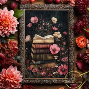 Könnte beinhalten: Gerahmter Kunstdruck mit einem Stapel Bücher, einem offenen Buch obenauf, umgeben von rosa und weißen Blumen vor dunklem Hintergrund. Der Rahmen hat ein dekoratives Design. Das Kunstwerk ist von echten Blumen umgeben.