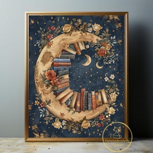 Könnte beinhalten: Ein gerahmter Kunstdruck mit einem Halbmond, der mit Büchern gefüllt ist. Der Mond ist mit Blumen in Orange, Gelb und Grün geschmückt, vor einem dunkelblauen Sternenhintergrund. Das Kunstwerk ist in Gold gerahmt.