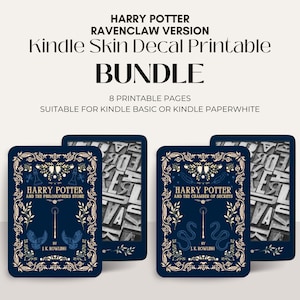 Könnte beinhalten: Druckbarer Kindle-Skin-Aufkleber mit einem Ravenclaw-inspirierten Harry-Potter-Design. Das Design beinhaltet einen blauen Hintergrund mit weißen floralen Akzenten und den Text "Harry Potter" und "J.K. Rowling".