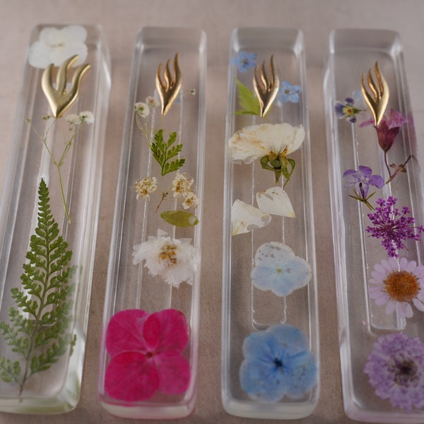 Caja de Mezuzah floral azul con flores secas blancas reales, Mezuzah de resina rosa y roja, accesorio judaica, regalo de boda judío, Bar/Bat Mitzvah