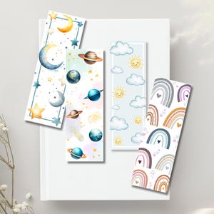 Puede incluir: Colección de marcapáginas de acuarela con diseños celestiales y meteorológicos. Los marcapáginas muestran ilustraciones de la luna, estrellas, planetas, nubes, soles y arcoíris. La paleta de colores incluye azules, amarillos, naranjas y morados.