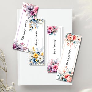 Peut inclure: Ensemble de quatre marque-pages floraux avec des citations en espagnol. Chaque marque-page présente des fleurs aquarelles roses, violettes, bleues et jaunes. Les marque-pages rectangulaires ont un fond blanc et un liseré doré.