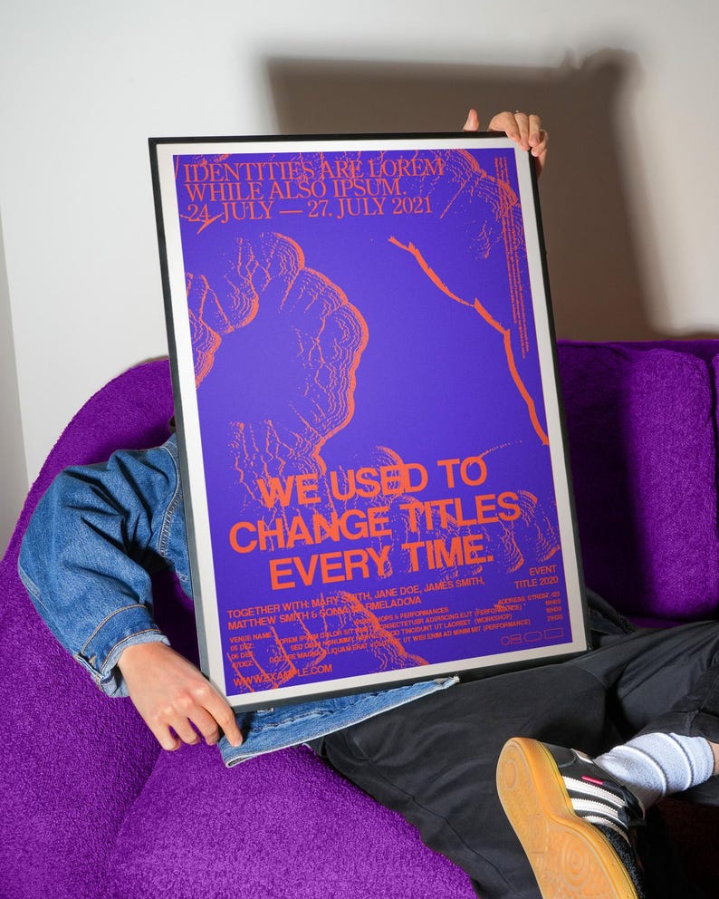 Pu&ograve; includere: Un poster incorniciato con sfondo viola e testo arancione. Il poster recita "IDENTITIES ARE LOREM WHILE ALSO IPSUM. 24 LUGLIO - 27 LUGLIO 2021" e "WE USED TO CHANGE TITLES EVERY TIME." Il poster &egrave; tenuto da una persona.