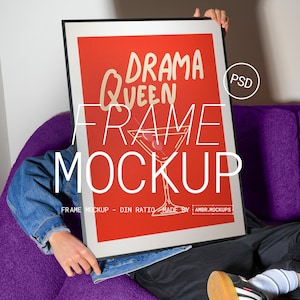 Rahmen Mockup mit Person | Couch Rahmen Mockup | Bearbeitbare Farben Rahmen Mockup | Poster Mockup | Cocktailbar | PSD Photoshop Photopea Mockup
