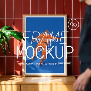 Mockup di cornice estetica / Mockup di poster verticale con persona / Mockup di opera d'arte / Mockup di interni moderni / Mockup di Photoshop Photopea PSD