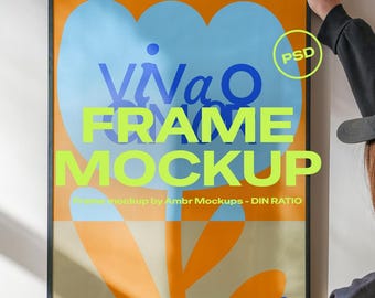 Mockup PSD con cornice verticale, persona in un accogliente interno moderno, stampa di poster lifestyle, oggetto intelligente, download digitale