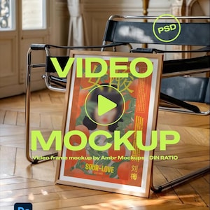 Puede incluir: Una maqueta de póster enmarcado con las palabras "VIDEO MOCKUP" en letras grandes de color verde brillante. El póster presenta el rostro de una mujer y las palabras "SOUR-LOVE" y caracteres chinos. El marco es de color marrón claro, y el fondo incluye una silla y una ventana.