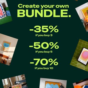 Pu&ograve; includere: Immagine promozionale con sfondo verde scuro. Il testo "Create your own BUNDLE" &egrave; in verde brillante. Vengono annunciati sconti: -35% se acquisti 3, -50% se acquisti 5 e -70% se acquisti 10. Sono presenti diverse opere d'arte incorniciate.