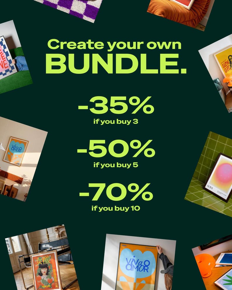 Pu&ograve; includere: Immagine promozionale con sfondo verde scuro. Il testo "Create your own BUNDLE" &egrave; in verde brillante. Vengono annunciati sconti: -35% se acquisti 3, -50% se acquisti 5 e -70% se acquisti 10. Sono presenti diverse opere d'arte incorniciate.