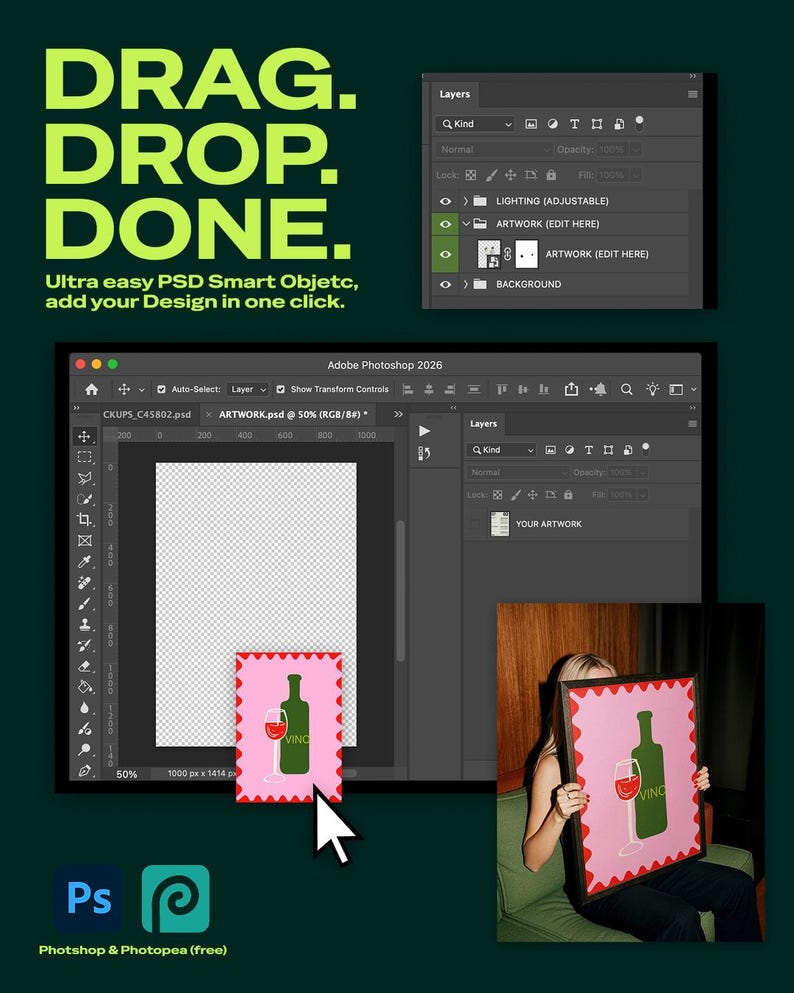 Pu&ograve; includere: Annuncio pubblicitario per software di progettazione grafica con il testo "DRAG. DROP. DONE." e "Ultra easy PSD Smart Objetc, add your Design in one click." L'immagine mostra uno schermo di computer con Adobe Photoshop e un'opera d'arte incorniciata in rosa con una bottiglia e un bicchiere di vino.