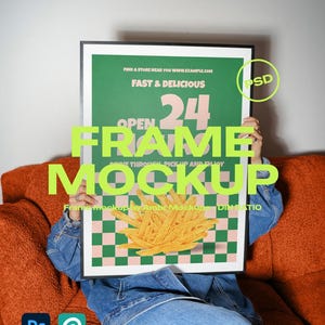 Pode incluir: Maquete de pôster emoldurado com um design xadrez verde e rosa e um gráfico de batatas fritas. O pôster diz "FAST & DELICIOUS" e "OPEN 24". A pessoa que segura a moldura está usando uma jaqueta jeans. O texto "FRAME MOCKUP" é visível.