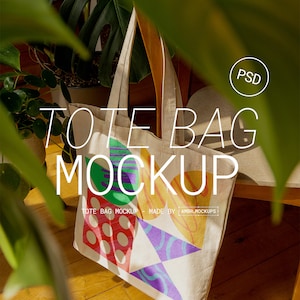 Könnte beinhalten: Ein Mockup für eine Tragetasche aus Canvas mit einem farbenfrohen geometrischen Design. Die Tasche hat ein Muster aus roten Punkten, grünen Formen und lila Dreiecken. Der Text "TOTE BAG MOCKUP" ist auf der Tasche zu sehen.