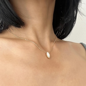 Minimal Necklace, Mother of Pearl Dainty Necklace, Real Shell Pendant Necklace, Vintage Jewelry, Natural Shell Pendant Gold