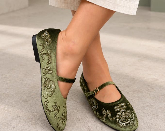 Embroidered Mary Jane Flats in Green Velvet with a Buckle Strap