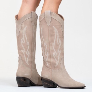 Vintage gegraveerde westernlaarzen van echt leer - beige cowboylaarzen voor dames, handgemaakt comfort, dikke hak, warme voering