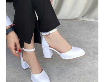 Zapatos Mary Jane blancos de tacón cuadrado / Zapatos de piel vegana con tira al tobillo