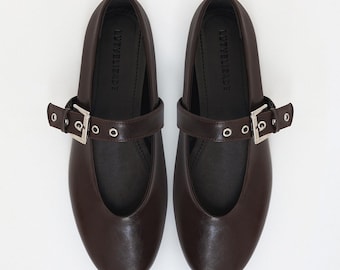 Stubby toe Mary Janes, T-strap Brown leather Stubby toe flats, flat t-strap mary jane shoes, vintage ballet flats, Women Flats, Casual flats
