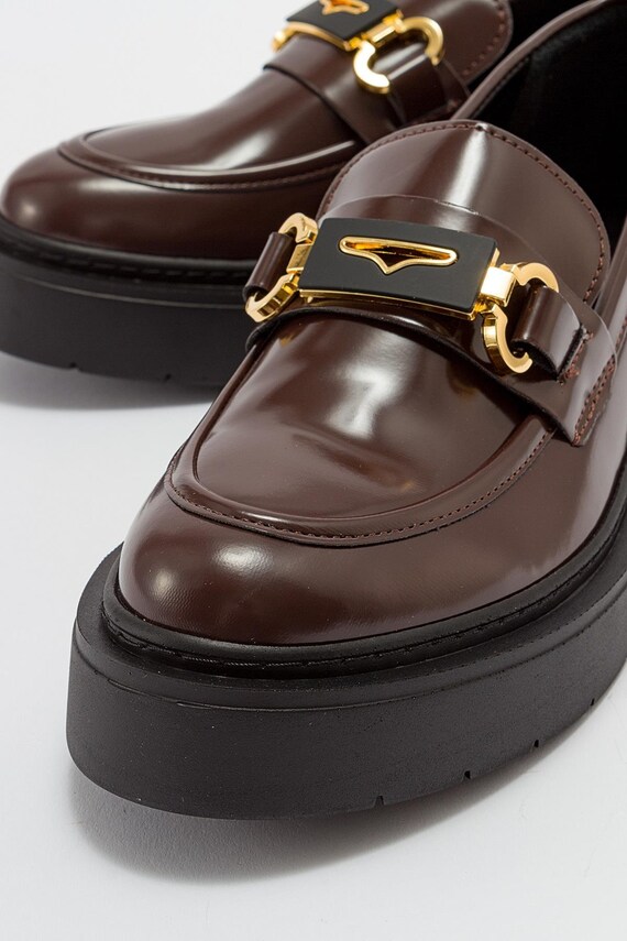 Mocassim de couro vegano marrom: sapato feito à mão com sola de