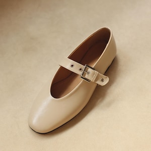 Stubby toe Mary Janes, T-strap Beige leather Stubby toe flats, flat t-strap mary jane shoes, vintage ballet flats, Women Flats, Casual flats