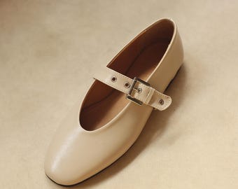 Stubby toe Mary Janes, T-strap Beige leather Stubby toe flats, flat t-strap mary jane shoes, vintage ballet flats, Women Flats, Casual flats