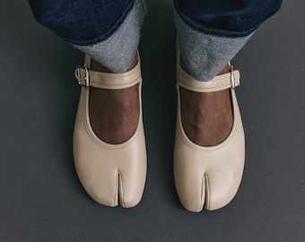 Split-Toe Loafers with Silver Buckle: Women's Vintage-Inspired Strap Shoes