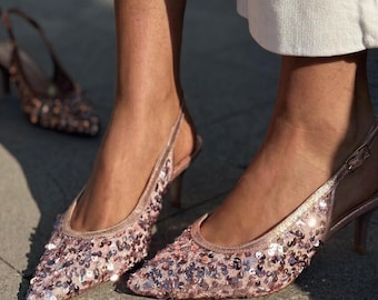 Zapatos de tacón rosa con lentejuelas, tacón bajo de punta, ideales para bodas y fiestas nupciales.
