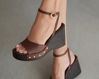 Sandales compensées marron à clous pour femmes, chaussures d'été bohèmes chics, compensées avec détails de rivets dorés