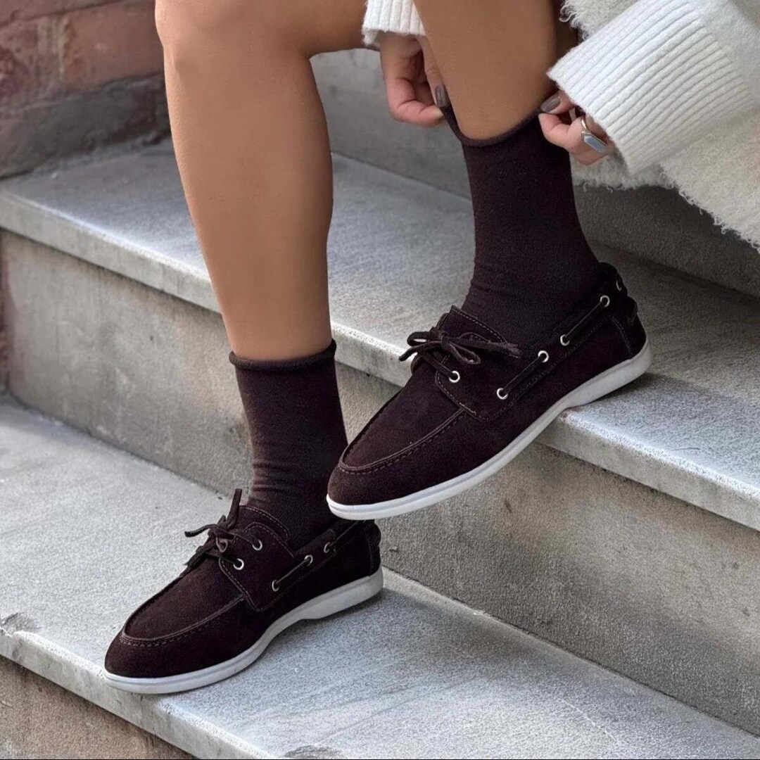 ダークブラウンのスエードローファー：ハンドメイドのクッション付き