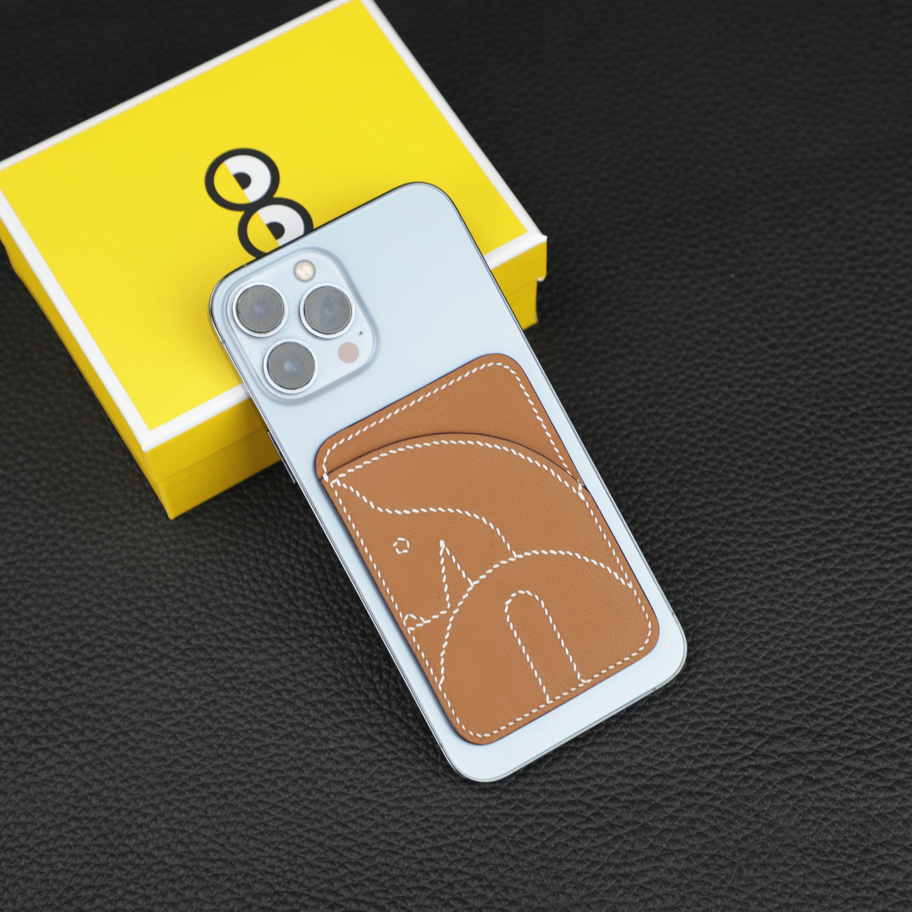 Porte-cartes Magsafe En Veau Swift Coloris Gold.cheval Magsafe