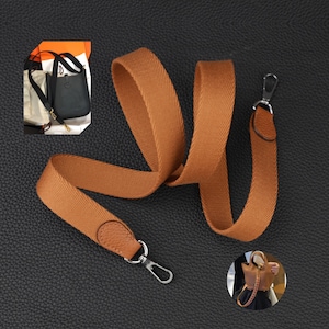 Bandoulière en toile dorée de 25 mm pour sac Evelyne TPM, et la bandoulière tient dans un sac Picotin, un mini sac Kelly II