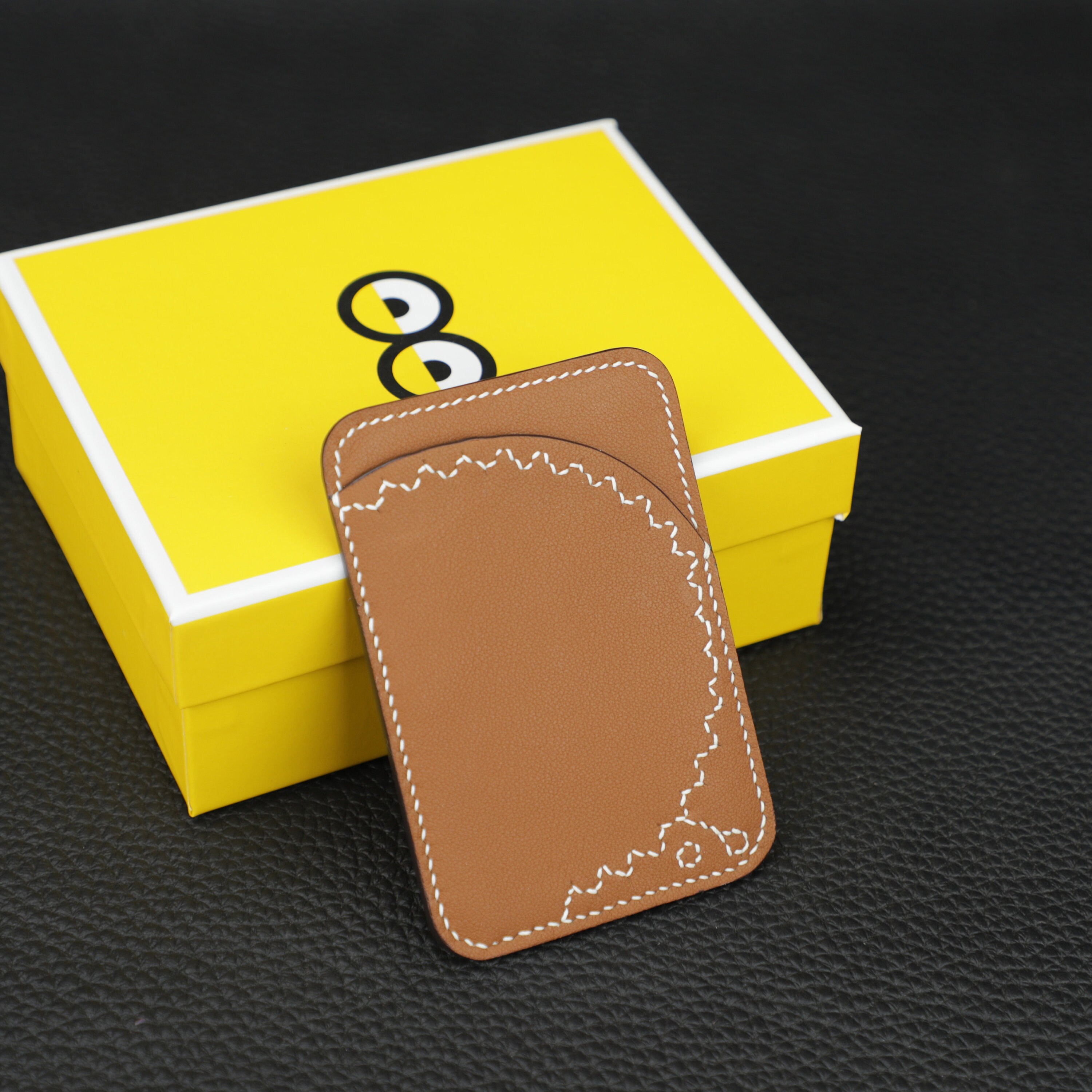 Porte-cartes Magsafe En Veau Swift Coloris Gold.cheval Magsafe