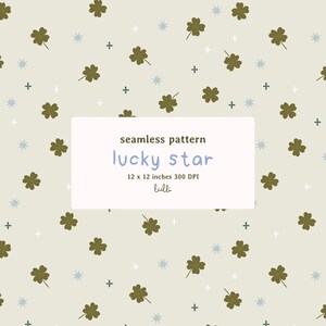 Pode incluir: Padrão sem costura com trevos verde-oliva, estrelas azul claro e sinais de mais brancos em um fundo bege claro. O texto "seamless pattern lucky star" é exibido em um retângulo branco. O padrão tem 30,48 x 30,48 cm a 300 DPI.