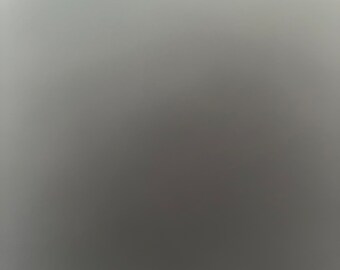 Könnte beinhalten: Ein schlichter, einfarbiger grauer Hintergrund.