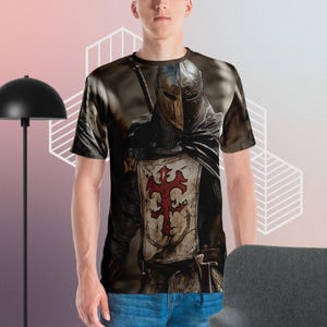 Maglietta con cavaliere medievale in armatura - Design audace del guerriero crociato - Abbigliamento ispirato al gotico, al fantasy e alla storia per cosplay e appassionati