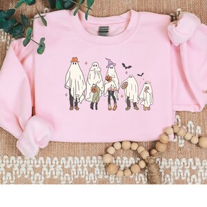 Temperamentvolle Jäger; Gespenstische Versammlung, gruseliges Shirt, Tag der Toten, süßes Gespenst, Geister Shirt, Herbst Sweatshirt, Halloween Sweatshirt