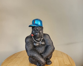 Statua di gorilla con sigaro e cappello, scultura di gorilla del re nero, statua di animale in cemento, decorazioni per la casa, regali di gorilla, figura di scimmia