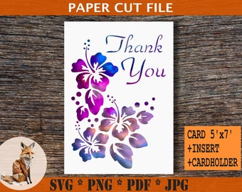 Peut inclure: Un fichier de découpe papier pour une carte de remerciement avec un motif floral composé de fleurs d'hibiscus violettes, roses et bleues. La carte mesure 12,7 cm x 17,8 cm et comprend une insertion et un porte-carte.