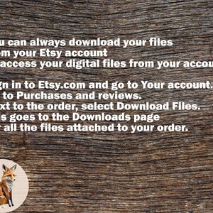 Może przedstawiać: Tekst na tle imitującym drewno, wyjaśniający, jak pobrać pliki cyfrowe z Etsy.com. Tekst zawiera instrukcje, jak zalogować się na swoje konto Etsy, przejść do Zakup&oacute;w i recenzji oraz wybrać Pobierz pliki. Tekst zawiera r&oacute;wnież ilustrację kresk&oacute;wkowego lisa.