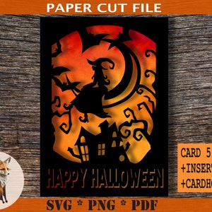 Może przedstawiać: Czarny plik do wycinania z papieru o tematyce Halloween. Projekt przedstawia wiedźmę lecącą obok półksiężyca, nietoperzy i nawiedzonego domu, ze słowami "HAPPY HALLOWEEN". Rozmiar karty to 12,7 cm x 17,8 cm.
