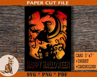 Peut inclure: Fichier de découpe sur papier noir sur le thème d'Halloween. Le motif représente une sorcière volant devant un croissant de lune, des chauves-souris et une maison hantée, avec les mots "HAPPY HALLOWEEN". La taille de la carte est de 12,7 cm x 17,8 cm.