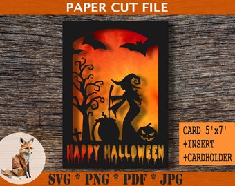 Peut inclure: Un modèle de découpe de papier noir et orange pour une carte d'Halloween. Le motif représente une sorcière remuant un chaudron, une citrouille et un arbre effrayant. Le texte "HAPPY HALLOWEEN" est écrit dans une police de caractères qui coule. La carte mesure 12,7 cm sur 17,8 cm et comprend un insert et un porte-carte.