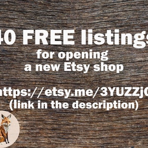 Może przedstawiać: Drewniane tło z białym tekstem, kt&oacute;ry brzmi "40 FREE listings for opening a new Etsy shop https://etsy.me/3YUZZjQ (link in the description)". W lewym dolnym rogu obrazu znajduje się kresk&oacute;wkowy lis.
