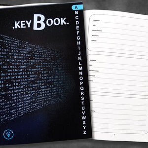 Könnte beinhalten: Ein schwarz-weißes Notizbuch mit dem Titel "KEY BOOK." auf dem Cover. Das Notizbuch hat einen Abschnitt für jeden Buchstaben des Alphabets mit Zeilen zum Schreiben. Das Notizbuch ist auf den Seiten für die Buchstaben H und I geöffnet.