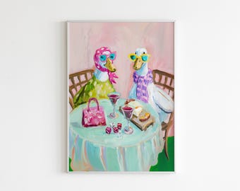 Op de afbeelding: Een ingelijst schilderij toont twee eenden aan een tafel, met zonnebrillen en sjaals. De tafel is gedekt met wijn, kaas en een roze handtas. De eenden zitten op houten stoelen, met een roze en groene achtergrond.