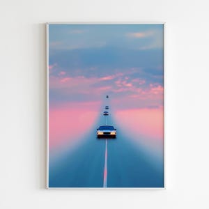 Könnte beinhalten: Ein weißes Auto fährt auf einer langen, geraden Straße mit einem weißen Mittelstreifen. Die Straße ist von einem rosa und blauen Himmel mit Wolken umgeben.