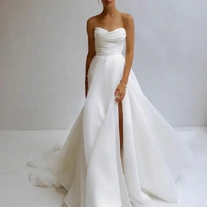 Simple Pleat Tulle Strapless Wedding Dress with Side Split