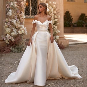 Off Shoulder Elegant Wedding Dress With Detachable Train