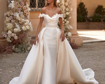Schulterfreies, elegantes Hochzeitskleid mit abnehmbarer Schleppe